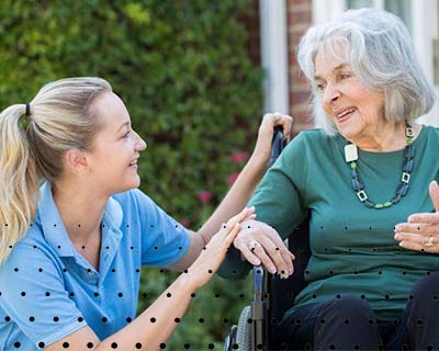 مراقبت از سالمندان مبتلا به پارکینسون در خانه نیازمند توجه به نیازها و توانایی‌های وی، به همراه تدابیری مثل مهارت‌های ارتباطی و تمرین‌های مختلف، می‌باشد، سواء با مشارکت اعضای خانواده یا با حمایت پرستار.