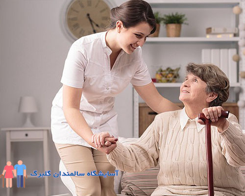 اگر پرستار برای سالمند خود استخدام کرده اید در مورد وظایف او با هم صحبت کنید.