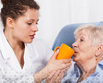 پرستار حرفه‌ای در کنار بیمار سالمند با مهربانی و مهارت، به ایجاد ارتباط مثبتی می‌پردازد تا مراقبت از آنها به یک تجربه دلچسب تبدیل شود.