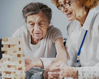 پرستاران متخصص در مراقبت از سالمندان مبتلا به آلزایمر با دانش و حساسیت به ایجاد محیطی آرام و حمایتی برای بیماران می‌پردازند تا آنها به خوبی مدیریت کنند.