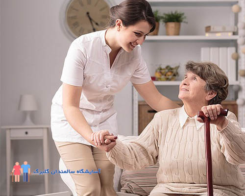 اگر ترجیح می‌دهید سالمندتان را به خانه سالمندان نفرستید حتما برایشان یک پرستار خانم برای سالمند رزرو کنید.
