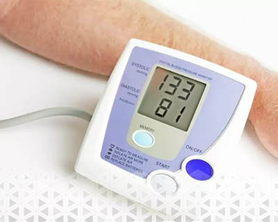 فشار خون بالا در سالمندان گاهی اوقات به عنوان یک 'ساعت‌بمب سکوت‌آرام' شناخته می‌شود، زیرا ممکن است بدون ایجاد علائم و از دست رفتن سلامت، خطرات جدی را به همراه داشته باشد.