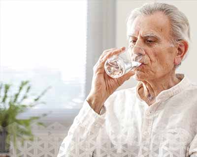 در سالمندان، بیماری‌های گوارشی می‌توانند به علت عوامل مختلفی از جمله عدم مصرف مایعات به مقدار کافی بروز کنند. این موضوع می‌تواند منجر به مشکلاتی مانند یبوست و دیگر اختلالات گوارشی گردد.