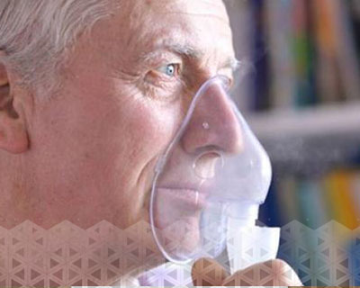 "استراحت در منزل، همراه با خدمات پرستار شبانه روزی برای سالمندان، به عنوان یک راهکار گسترده، نه تنها ایمنی بیشتری را ارتقا می‌دهد بلکه با درمان عفونت ریه از طریق استفاده از داروهای ضد التهاب، فرآیند بهبودی را تسهیل می‌کند.