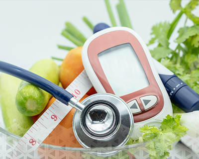 با توجه به نیازهای خاص افراد سالمند دیابتی، برنامه غذایی اختصاصی با تمرکز بر کنترل قند و انتخاب غذاهای پرفیبر، به عنوان یک راهکار مؤثر در بهبود سلامت این گروه ارائه می‌شود.