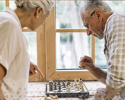 سرگرمی هایی مانند بازی شطرنج می‌توانند برای سالمندان فرصتی برای تمرین ذهنی و تفکر منطقی فراهم آورند.