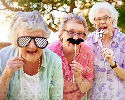 تفریح در دوران سالمندی می‌تواند به عنوان یک ماجراجویی آرامش‌بخش و پر از خوشحالی باشد، زیرا هر روز با چیزهای جدیدی برای کشف و لذت‌بردن روبرو هستند.