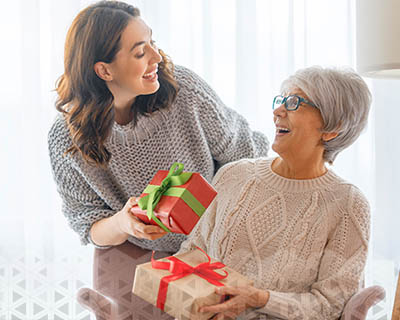 برای سالمندان، بهترین هدیه‌ای که می‌توانید بخرید، تجربه‌های جدیدی باشد که آن‌ها را از روزمرگی خارج کند و شادی بیشتری به زندگی‌شان ببخشد.