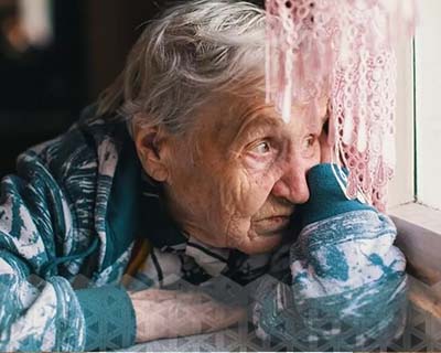 چرا سالمندان به افسردگی مبتلا می‌شوند؟ ساختار مغز و تغییرات آن با عبور از دوران میانسالی و شرایط خاص سنی، ممکن است بر احساس و رفتار آنان تأثیرگذار باشد.