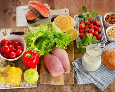 مواد غذایی ضروری برای سالمندان شامل پروتئین‌های کم‌چرب، غلات کامل، میوه‌ها و سبزیجات تازه است که باید در لیست غذای روزانه آن‌ها قرار گیرد تا نیازهای تغذیه‌ای آن‌ها تامین شود.
