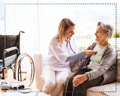در مقایسه با مراقبت سالمند در منزل، خانه سالمندان امکانات تخصصیتری برای ارائه خدمات پزشکی و فعالیتهای اجتماعی فراهم میکند.
