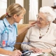 مطمئن شوید که خانه سالمندان مورد تأیید و مجوزهای مورد نیاز از سازمان‌های مربوطه را دارا است و به استانداردهای بهداشتی پایبند است.