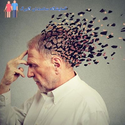 آلزایمر در سالمندان با علائمی مانند فراموشی، گیجی و تغییرات رفتاری نمایان می‌شود که نیاز به مراقبت ویژه و حمایت مداوم را ضروری می‌سازد.