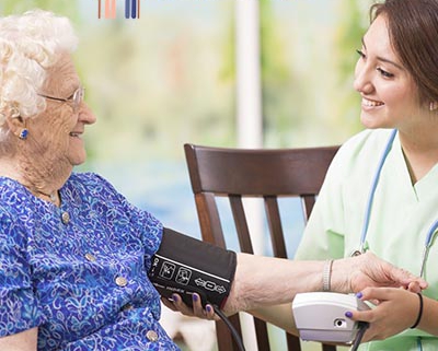 پرستار شبانه روزی سالمند در منزل، با تخصص و مهارت در ارائه خدمات مراقبتی، آرامش و آسایش را به سالمندان در آغوش خانه‌هایشان فراهم می‌آورد.